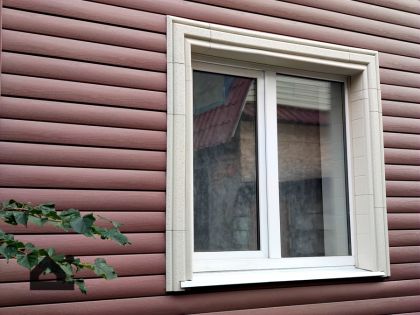 Акриловый сайдинг, Красно-коричневый, Откосы Альта Декор белые